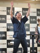 「開店ガラガラ」のポーズ。