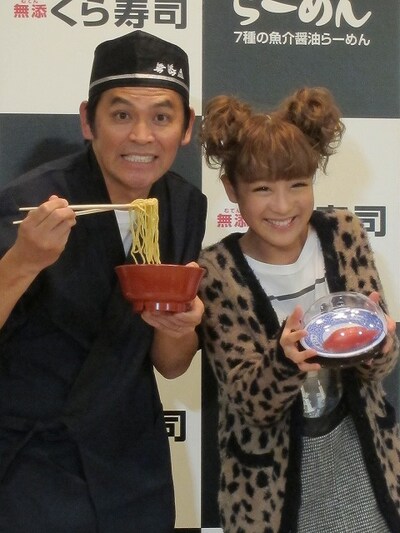 くら寿司「7種の魚介醤油らーめん」発売記念イベントに出席したますだおかだ岡田と鈴木奈々。