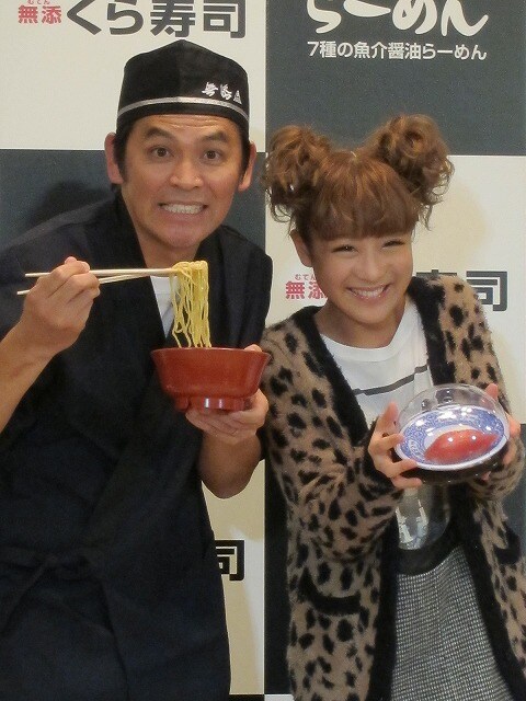 くら寿司「7種の魚介醤油らーめん」発売記念イベントに出席したますだおかだ岡田と鈴木奈々。