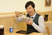 再発売された吉野家の「焼味豚丼 十勝仕立て」を試食する東貴博。