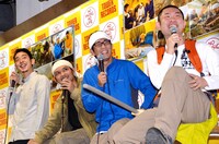 モニターで写真を確認しながら盛り上がる一同。