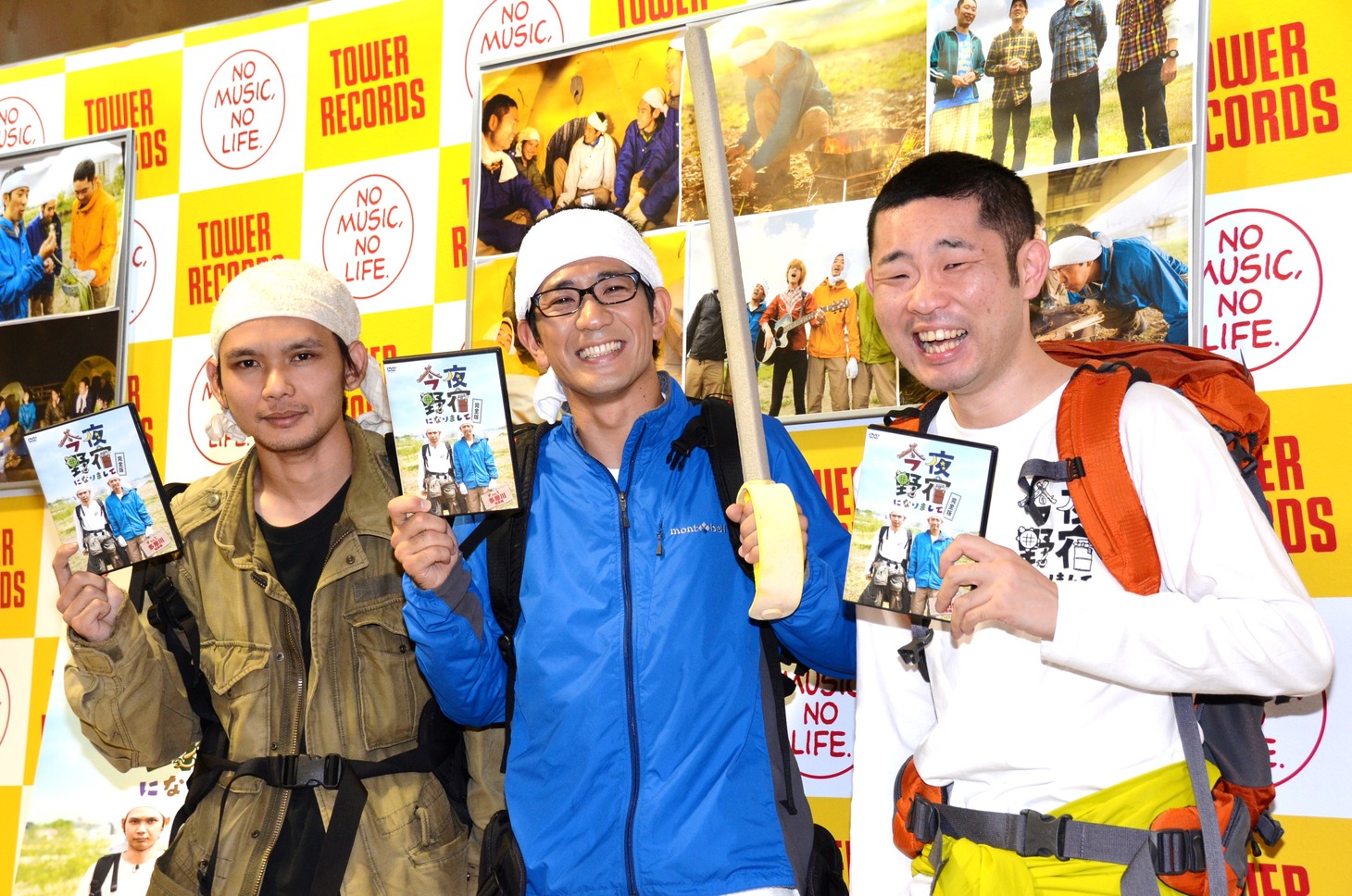 DVD「今夜野宿になりまして 完全版 Vol.1 多摩川初級編」の発売記念トーク＆サイン会に登場した（左から）カメ五郎、アンタッチャブル柴田、キングオブコメディ今野。