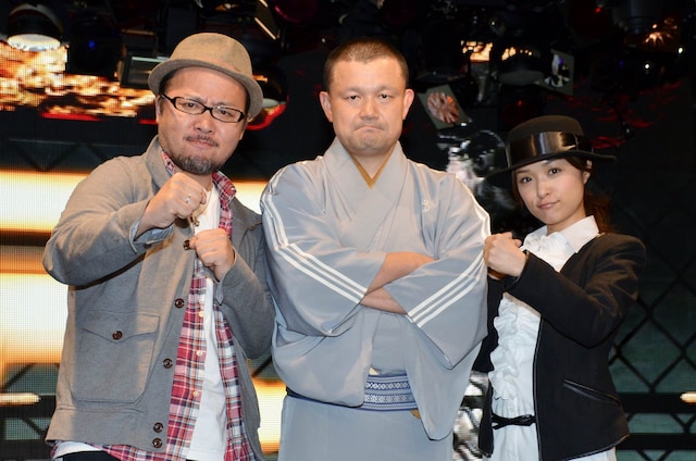 「生中継！異種格闘落語『RFC落語ファイトクラブ2』」で司会を務めるマキタスポーツ（左）、みひろ（右）と、“落語バトル”を展開する林家彦いち（中央）。