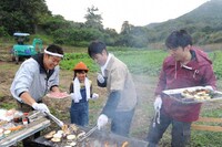 地元食材を使って畑の真ん中でバーベキューを行う（左から）花田虎上、熊田聖亜、ネプチューン名倉、ネプチューン原田。(c)TBS