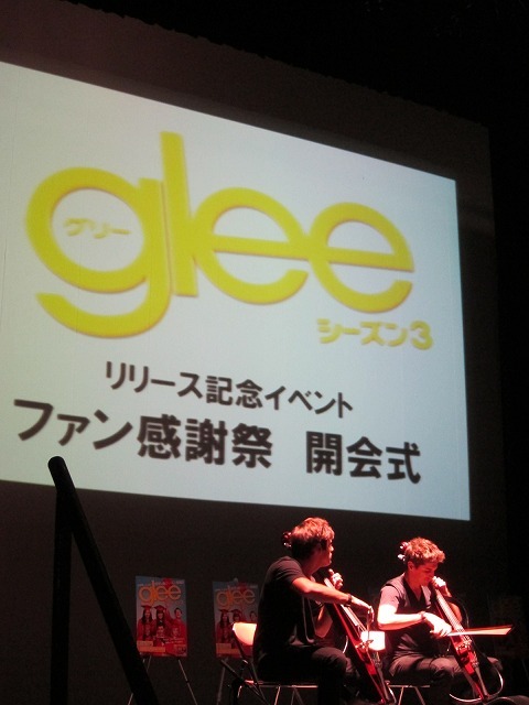 オープニングで演奏を披露した2CELLOS。