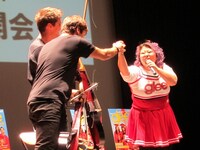 渡辺は2CELLOSの演奏に合わせて即興ダンスも。