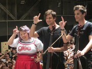 クロアチア出身のイケメンチェリスト・デュオ・2CELLOSと渡辺直美。