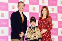 親子参加型イベント「nina's×BABYDOLL『HAPPY おやこフェス』」のトークショーに登場した（左から）品川庄司・庄司、小林星蘭、熊田曜子。