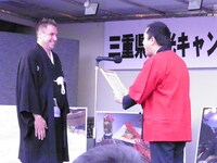 三重・伊勢市外宮バス停前広場周辺特設ステージにて行われた、三重県敢行キャンペーンキックオフイベント。(c)吉本興業