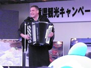 三重・伊勢市外宮バス停前広場周辺特設ステージにて行われた、三重県敢行キャンペーンキックオフイベント。(c)吉本興業