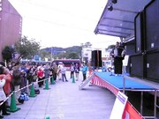 三重・伊勢市外宮バス停前広場周辺特設ステージにて行われた、三重県敢行キャンペーンキックオフイベント。(c)吉本興業