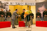 なんばグランド花月にて行われた「祝！笑福亭仁鶴 50周年」お祝い記者会見。(c)吉本興業