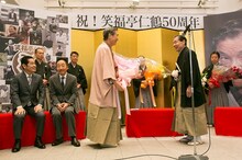 なんばグランド花月にて行われた「祝！笑福亭仁鶴 50周年」お祝い記者会見。(c)吉本興業