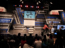 スタッフにチョップを繰り出すデニス植野。