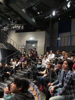 ステージ上のボケ合戦を見守る客席の芸人たち。