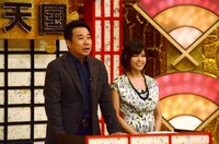 MCを務める三宅裕司（左）と元NHKアナウンサーの神田愛花（右）。