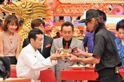 「カツカレー対決」の様子。(c)TBS