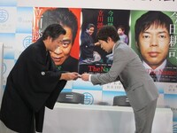 名刺にまつわる物語だけに、まずは名刺交換をする今田と談春。