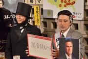 ロムニー候補（右）に扮して、ロムニーの豆知識を披露する福本。「今日しかモノマネする機会がない」とぼやいていた。