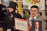 ロムニー候補（右）に扮して、ロムニーの豆知識を披露する福本。「今日しかモノマネする機会がない」とぼやいていた。
