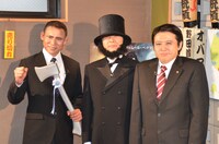 米大統領選の開票当日に居酒屋「大統領」で行われた米映画「リンカーン/秘密の書」のイベントに登場したザ・ニュースペーパー。左からオバマ大統領（松下）、リンカーン（土谷）、野田首相（福本）。