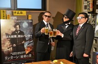 映画が3Dに対応していることもあり、3Dメガネをかけて写真撮影に応じる3人。