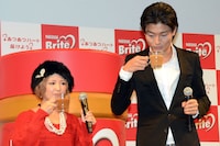 お互いに「ネスレ ブライト」を入れ合ったコーヒーを飲む矢口真里（左）と中村昌也（右）夫妻。