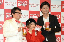 初代ネスレ ブライト「あつあつカップル」発表会で、初代あつあつカップルに選ばれた矢口真里（中央）、中村昌也（右）夫妻と、MCを務めたビビる大木。