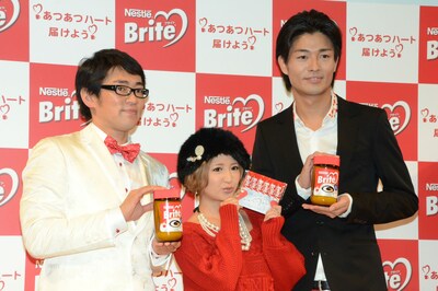 初代ネスレ ブライト「あつあつカップル」発表会で、初代あつあつカップルに選ばれた矢口真里（中央）、中村昌也（右）夫妻と、MCを務めたビビる大木。