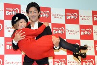 矢口真里を抱きかかえる中村昌也。