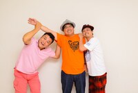 カンニング竹山（中央）イジリに余念のないアンタッチャブル山崎（左）と次長課長・河本（右）。