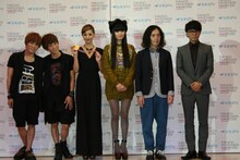 「FUKULOG FASHIONISTA 2012 Autumn ＆ Winter キックオフイベント」に登場した（左から）広海・深海、木下ココ、秋元梢、ピース。