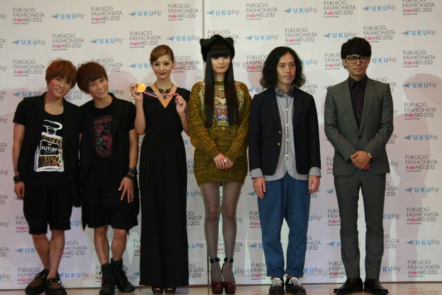 「FUKULOG FASHIONISTA 2012 Autumn ＆ Winter キックオフイベント」に登場した（左から）広海・深海、木下ココ、秋元梢、ピース。