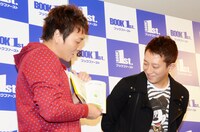 おすすめの武器「スギの家」について説明する八木（左）。