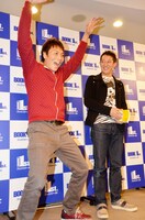 自らの武器として「よろしくよろしく、よろしクマ！」と一発ギャグを披露する八木（左）。