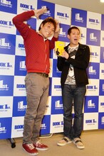 サバンナ。八木（左）は本書に対する妻の反応を「あまり興味を示してくれなかったです。“悲シイタケ”でしたねー」と話した。写真は“嬉シイタケ”のジェスチャー。