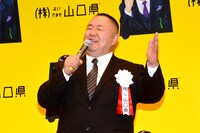 安倍晋三・自民党総裁のモノマネを披露する松村邦洋。