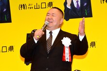 安倍晋三・自民党総裁のモノマネを披露する松村邦洋。