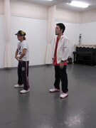 「踊RI場」の企画で「ダンス検定」1級に挑むオリエンタルラジオ中田（右）と、指導にあたるSETO（左）。(c)テレビ東京