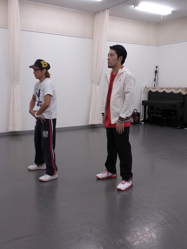 「踊RI場」の企画で「ダンス検定」1級に挑むオリエンタルラジオ中田（右）と、指導にあたるSETO（左）。(c)テレビ東京