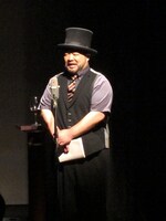 ピンネタ「報われない人々」を披露する山田ルイ53世。