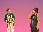 ももいろクローバーZ有安杏果のメッセージに合わせてコールする山田ルイ53世。それを冷めた目で見るひぐち君。