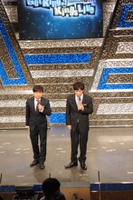 MCを務めた次長課長。