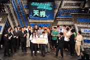 「よしもとGet King of Kings Live powered by NOTTV」で優勝した天狗(中央)。