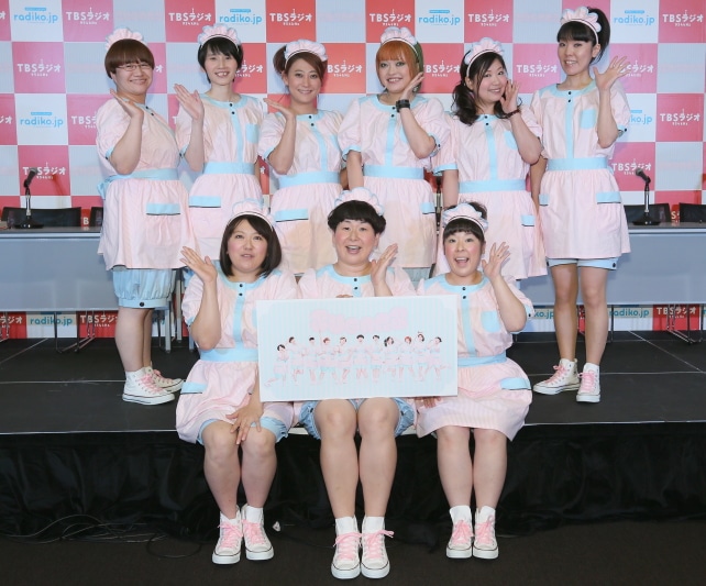 吉本の女性芸人で結成された新ユニット「シュガーズ」の森三中（前列）と、ハリセンボン、友近、まちゃまちゃ、アジアン（後列左から）。