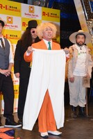 「白のスウェットを純白ドレスに変える」一発芸を披露するオレンジ田中。