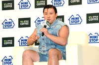 ソファに座ってくつろぎながらトークを展開したスギちゃん。