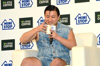 熱々のコーヒーがなかなか飲めない猫舌のスギちゃん。