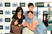 スペシャルサンプリングで一般の来場客にコーヒーを振る舞うスギちゃん（前列右）。