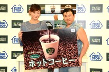 「ミニストップ M's STYLE COFFEE『“できれば”1000万人に飲んでほしいっ！』PRイベント」にゲストとして登場したスギちゃん（右）と西山茉希（左）。